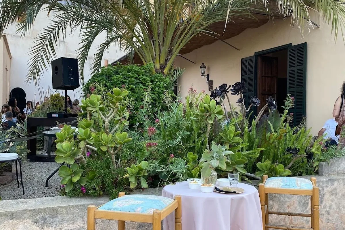CASA MONA, A PLACE TO STAY