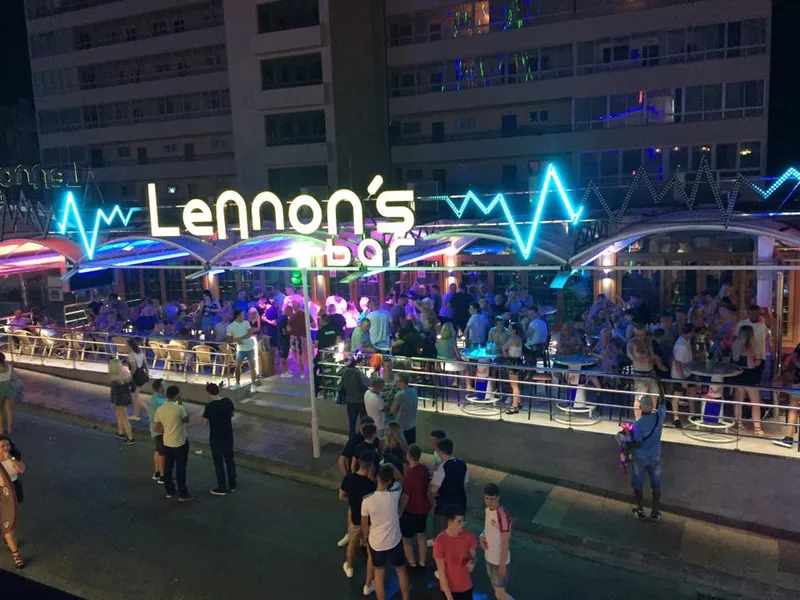PUB LENNONS foto 2