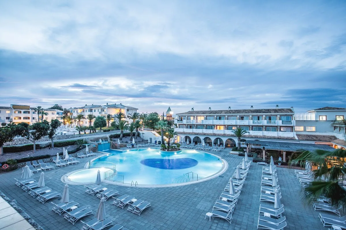 BLAU PUNTA REINA CLUB